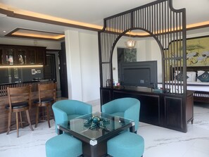 Luxury Studio Suite, 1 Bedroom | Living area