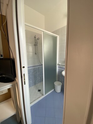 A bathroom with a shower, toilet, and sink. - B&B HOTEL LUCCIOLA (Cattolica)