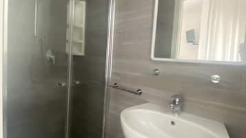 Comfort-Doppel- oder -Zweibettzimmer | Badezimmer | Haartrockner