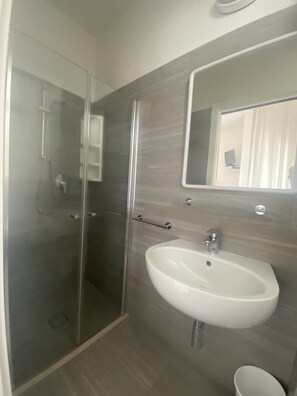 Chambre Confort double ou avec lits jumeaux | Salle de bain | Séchoir à cheveux