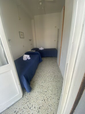 Chambre économique double | Bureau, système d’insonorisation, accès au Wi-Fi (inclus)