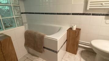 Regadera, toallas, jabón, shampoo