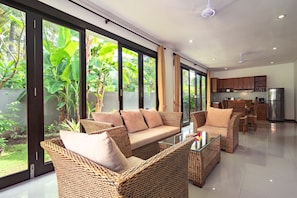 Villa superior, 2 habitaciones, alberca privada, vista al jardín | Área de sala de estar | Televisión de pantalla plana
