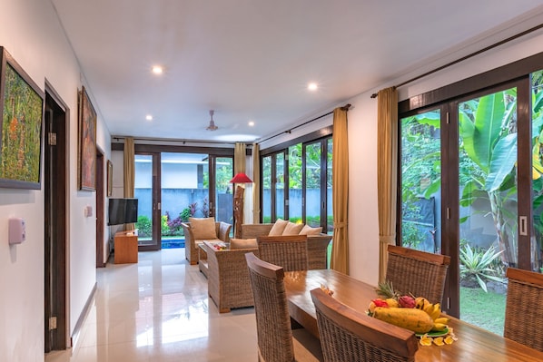 Villa superior, 2 habitaciones, alberca privada, vista al jardín | Área de sala de estar | Televisión de pantalla plana
