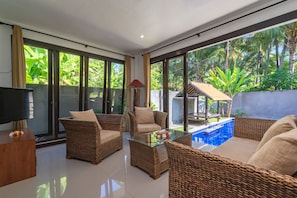 Villa panorámica, 2 habitaciones, alberca privada, vista al jardín | Área de sala de estar | Televisión de pantalla plana