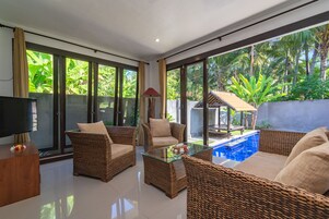 Villa panorámica, 2 habitaciones, piscina privada, vistas al jardín | Zona de estar | Una televisión de pantalla plana