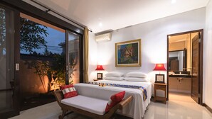 Quarto moderno com uma cama grande, duas luminárias de cabeceira, um quadro e vista através de uma porta de correr de vidro.
