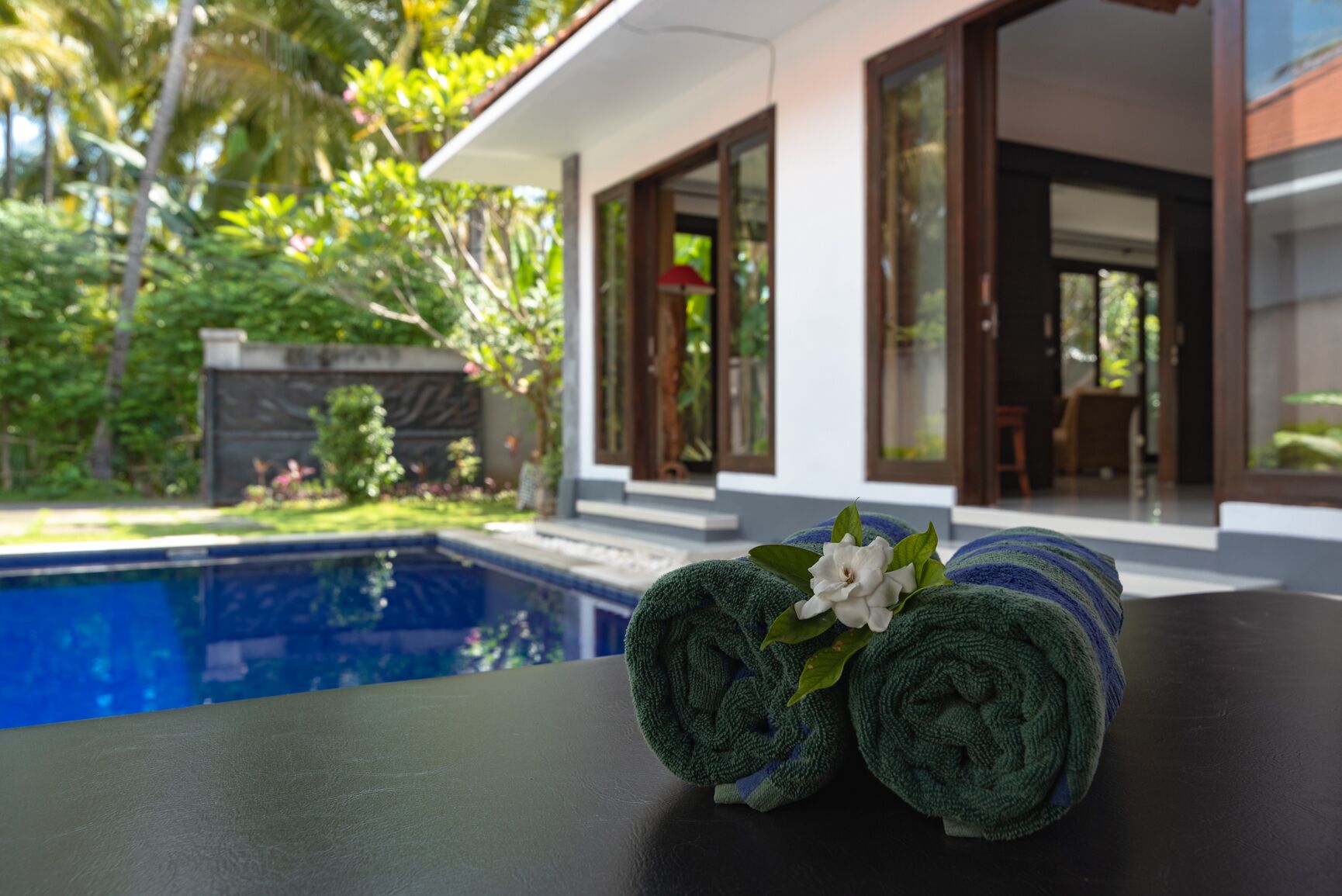 Una piscina al aire libre