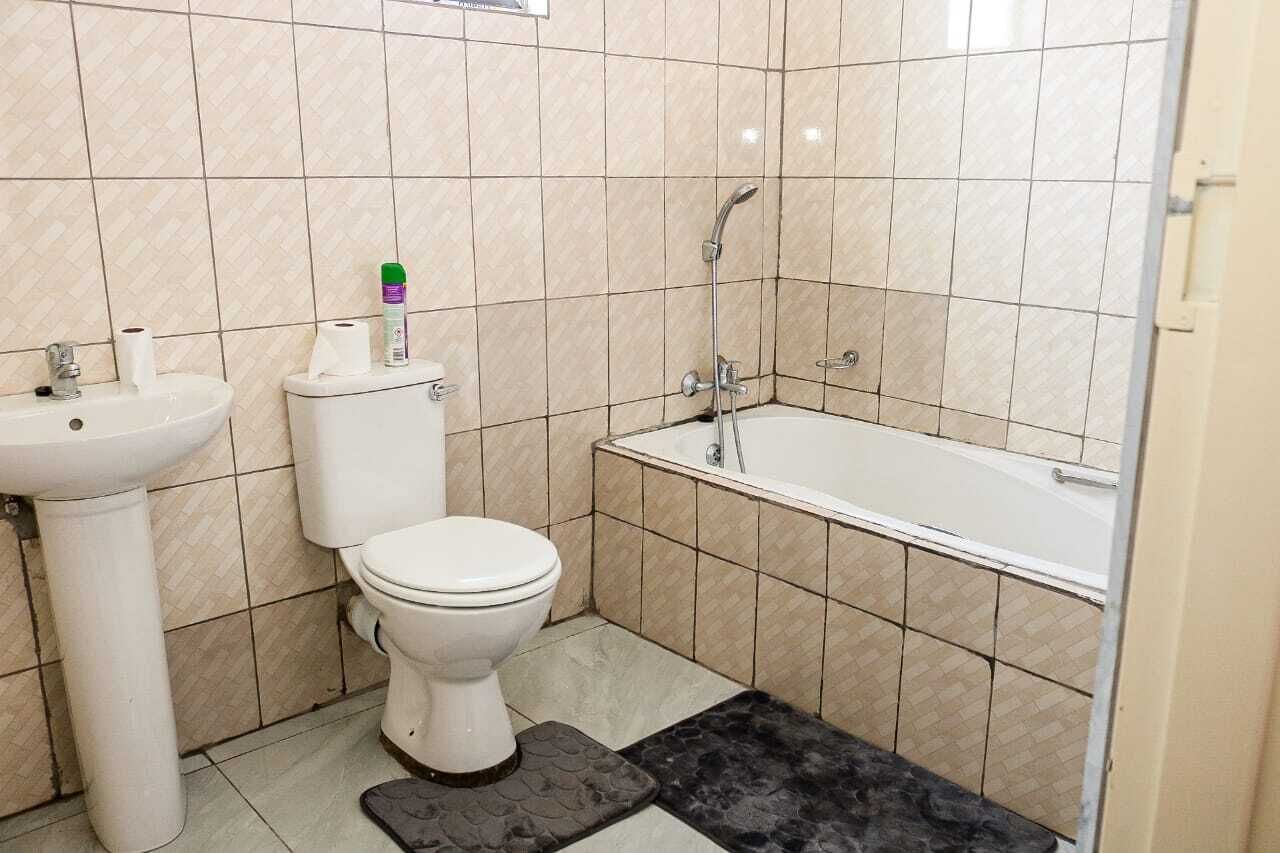 A bathroom with a toilet, sink, and bathtub.