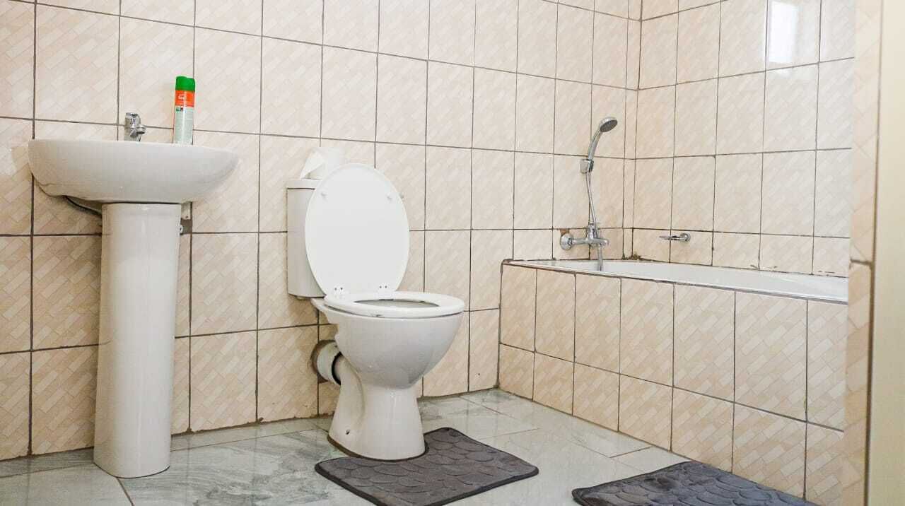 Ein Badezimmer mit Toilette, Waschbecken und Dusche.