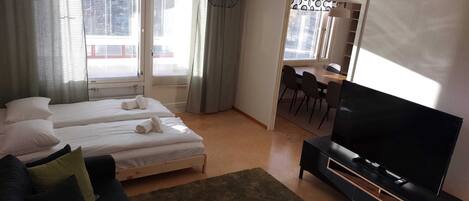 2 soverom, skrivebord, strykejern/-brett og reiseseng for barn