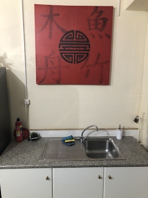 Kjøleskap, vannkoker og papirhåndklær