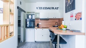 Kaffetrakter/tekoker, kjøleskap, mikrobølgeovn og ovn