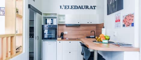 Coffee/tea maker, fridge, microwave, oven