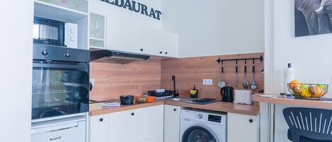 Réfrigérateur, micro-ondes, four, plaque de cuisson