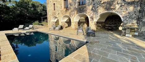 Una piscina al aire libre, una piscina climatizada