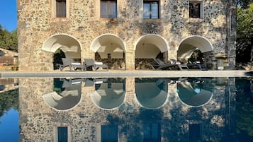 Una piscina al aire libre, una piscina climatizada