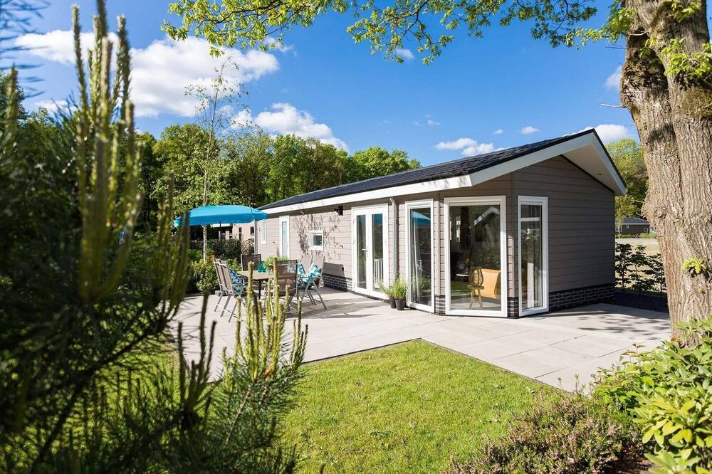 ✓ Ferox at Parc de IJsselhoeve ✓ Holiday home for 5 persons ✓ Located in Nieuwerkerk aan den IJssel (Zuid-Holland) ✓ Holiday park next to the IJssel ✓ Book directly through the park