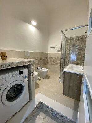 Douche, sèche-cheveux, bidet, serviettes fournies