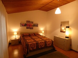 2 slaapkamers, een strijkplank/strijkijzer, wifi, beddengoed