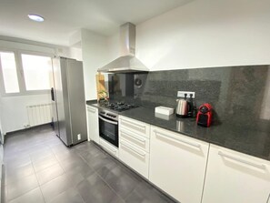 Een koelkast, een microgolfoven, een oven, een vaatwasser