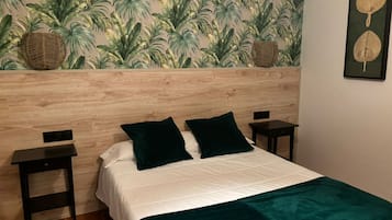 Habitación económica doble | Escritorio y ropa de cama