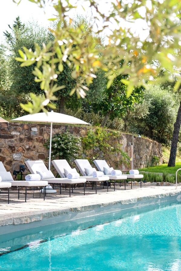 Piscine extérieure en saison