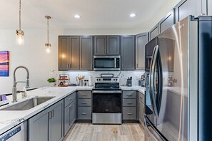 Refrigerador, microondas, horno y parrilla de estufa 