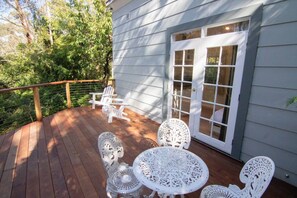 Outdoor dining - Bottlebrush Cabin, cosy private cabin in the trees (Leura)