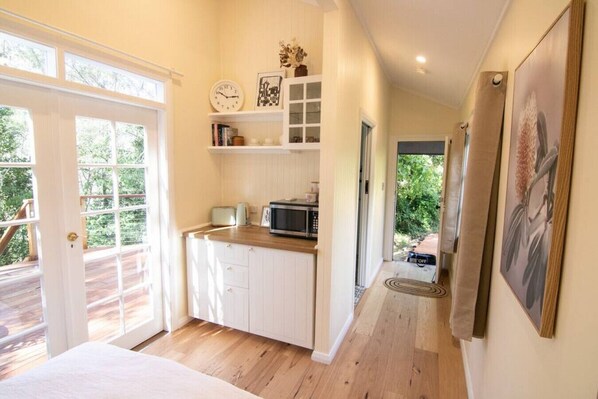 1 bedroom, iron/ironing board, free WiFi, bed sheets - Bottlebrush Cabin, cosy private cabin in the trees (Leura)