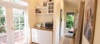 Bottlebrush Cabin, cosy private cabin in the trees