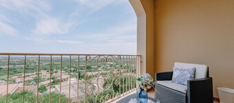 Holiday Home "The Seaside Retreat" with Sea View, Shared Garden & Wi-Fi