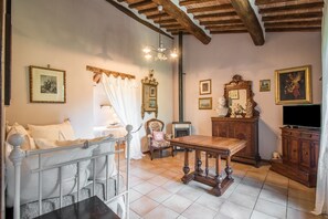 Interior - Holiday Apartment "Casa Francesco" with Shared Garden & Wi-Fi (Murlo SI)