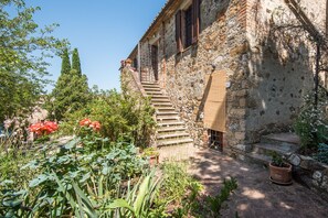 Property grounds - Holiday Apartment "Casa Francesco" with Shared Garden & Wi-Fi (Murlo SI)