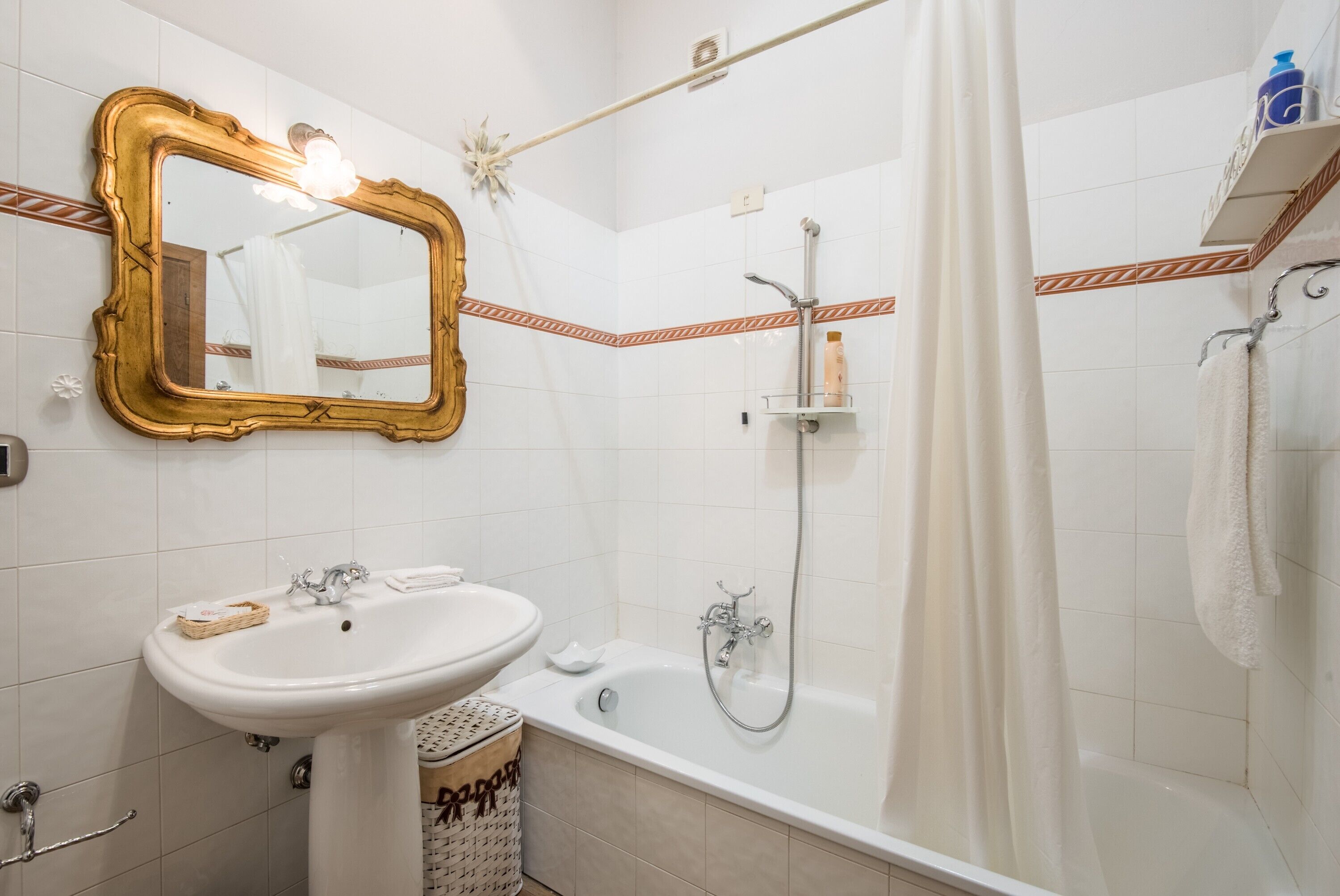 Badewanne, Haartrockner, Handtücher