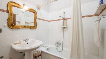 Badewanne, Haartrockner, Handtücher