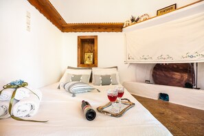 1 bedroom, iron/ironing board, free WiFi, bed sheets - Holiday Home 'Fedra's Traditional House' with Terrace, Garden & Wi-Fi (Kallitheas)