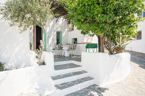 Outdoor dining - Holiday Home 'Fedra's Traditional House' with Terrace, Garden & Wi-Fi (Kallitheas)