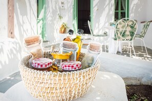 Outdoor dining - Holiday Home 'Fedra's Traditional House' with Terrace, Garden & Wi-Fi (Kallitheas)