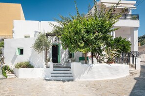 Exterior - Holiday Home 'Fedra's Traditional House' with Terrace, Garden & Wi-Fi (Kallitheas)