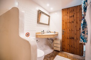 Shower, free toiletries, hair dryer, bathrobes - Holiday Home 'Fedra's Traditional House' with Terrace, Garden & Wi-Fi (Kallitheas)