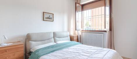 3 slaapkamers, een strijkplank/strijkijzer, gratis wifi, beddengoed