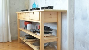A wooden kitchen shelf with cookware and a kettle. - Luchon : maison flor (Bagnères-de-Luchon)