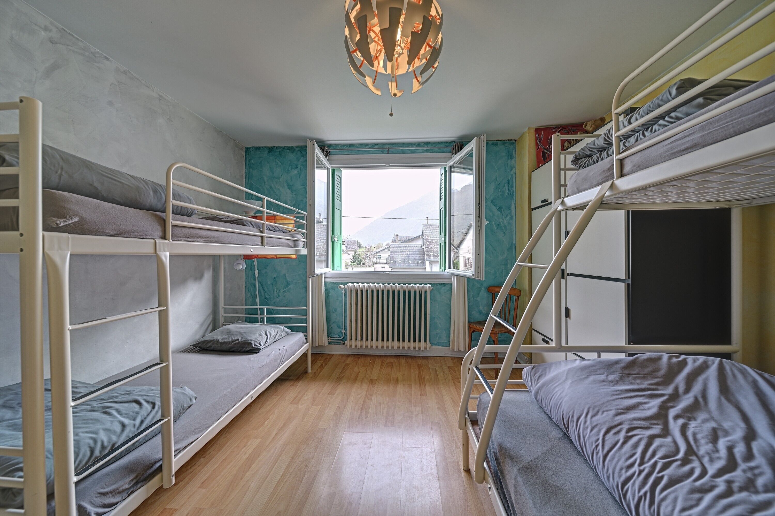 4 bedrooms, iron/ironing board, free WiFi, bed sheets