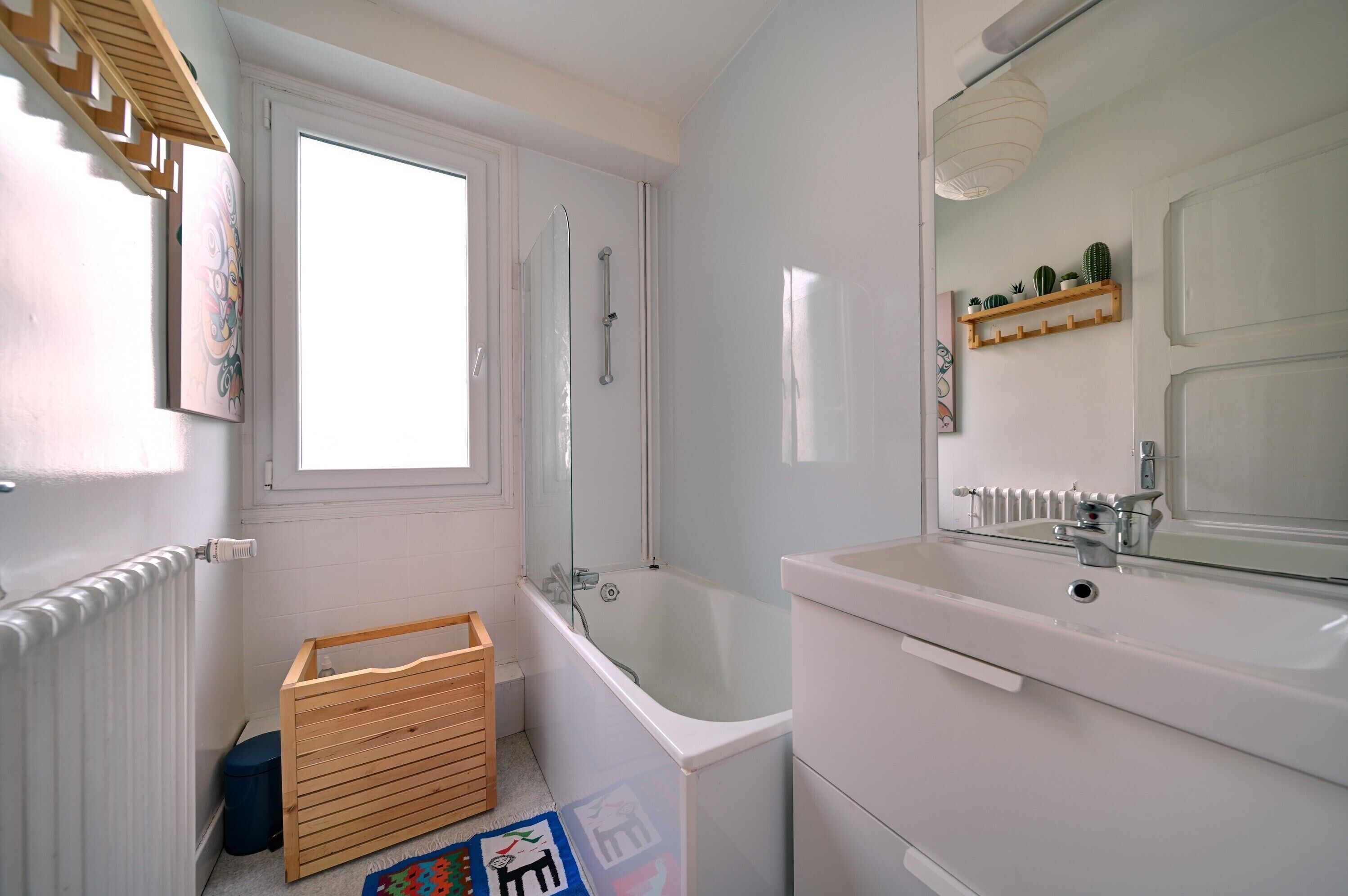 Tina, amenidades de baño gratuitas, secadora de cabello, toallas 