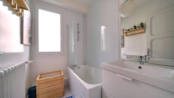 Tina, amenidades de baño gratuitas, secadora de cabello, toallas