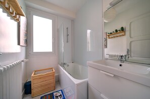 Een bad, gratis toiletartikelen, een haardroger, handdoeken