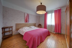 4 bedrooms, iron/ironing board, free WiFi, bed sheets