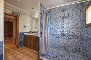 Badewanne, Haartrockner, Handtücher