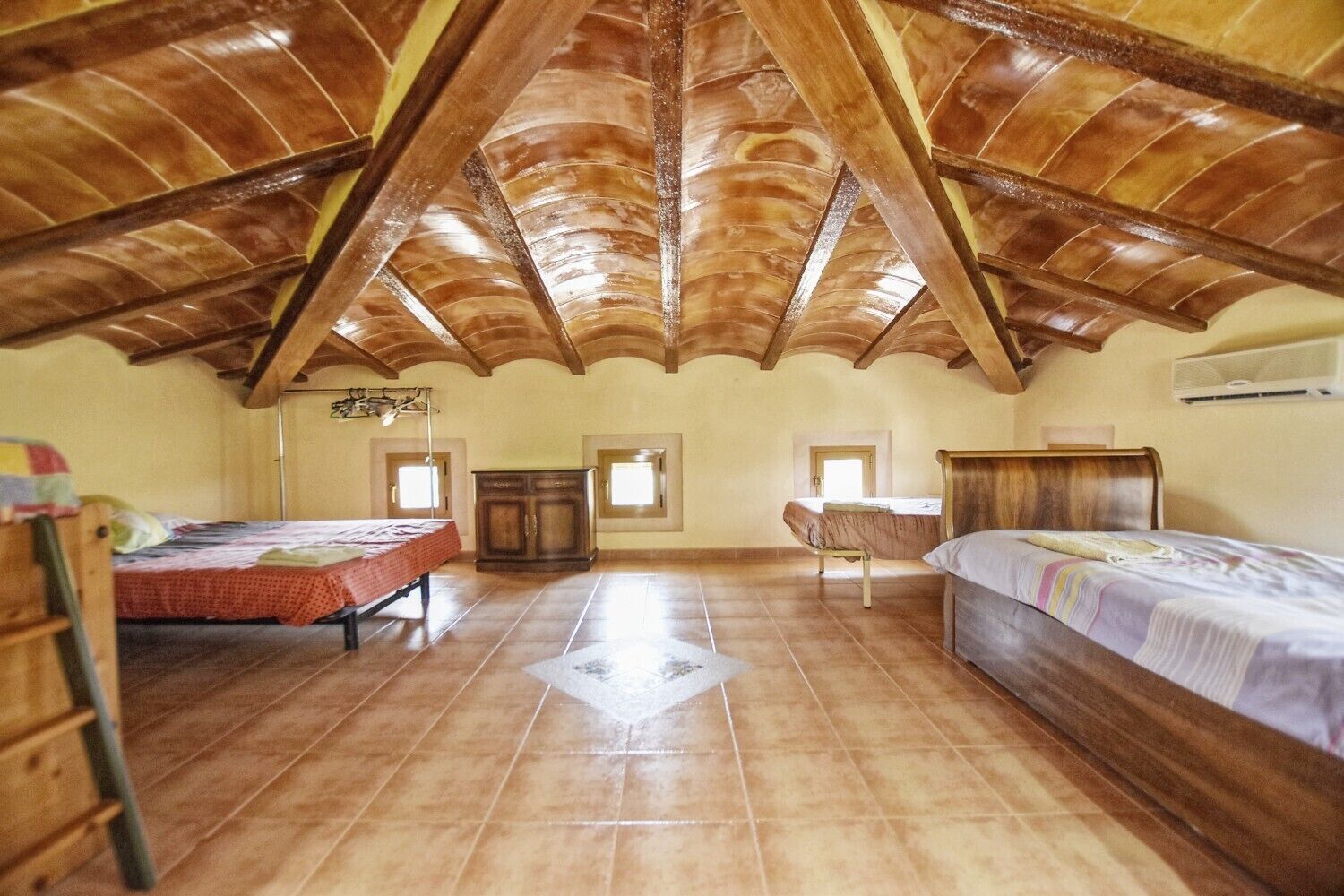 7 quartos, ferros/tábuas de passar roupa, Wi-Fi de cortesia